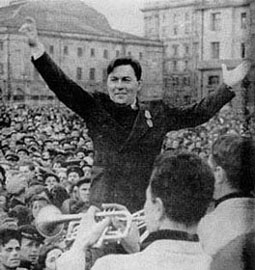Выступление Утёсова на площади Свердлова в Москве 9 мая 1945г.